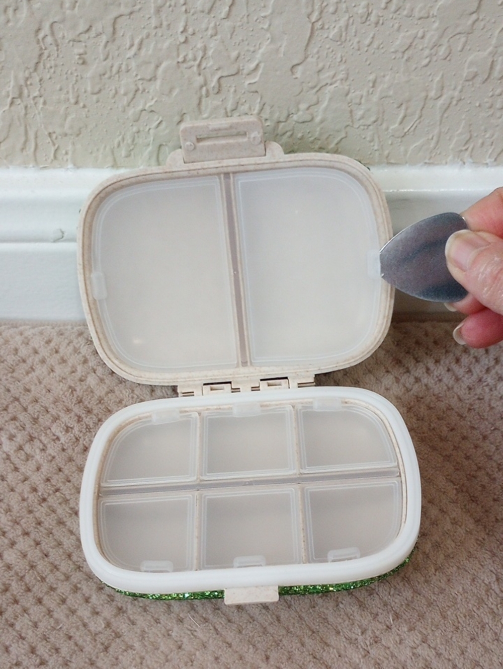 NWOT-Green Rhinestone Bling Pill Case - Picture 3 of 5